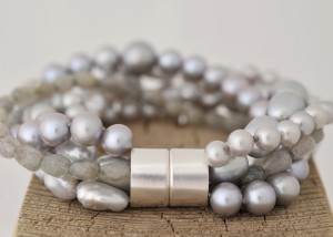 Sabine-Hasselbach-Armband-Perlen-grau-Magnet-Magnetschloß-Silber-5reihig-mehrreihig