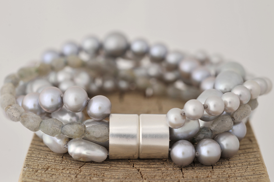 Sabine-Hasselbach-Armband-Perlen-grau-Magnet-Magnetschloß-Silber-5reihig-mehrreihig
