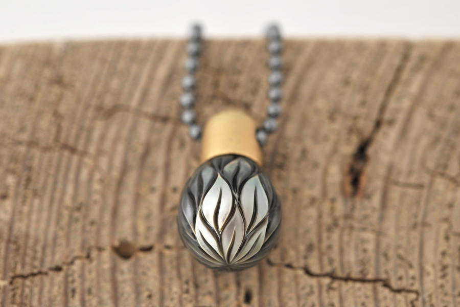 Sabine-Hasselbach-Kette-Anhaenger-Tahitiperle-grau-Muster-Gold-Kugelkette-Silber-geschwaerzt