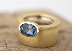 Sabine-Hasselbach-Ring-Beisteckring-Gold-Topas-blau-Steinoval-breit