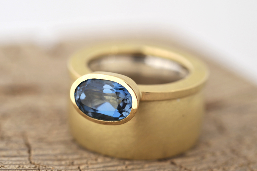 Sabine-Hasselbach-Ring-Beisteckring-Gold-Topas-blau-Steinoval-breit