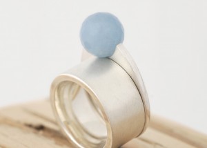 Sabine-Hasselbach-Ring-Beisteckring-Silber-Aquamarin-blau-Kugel-breit