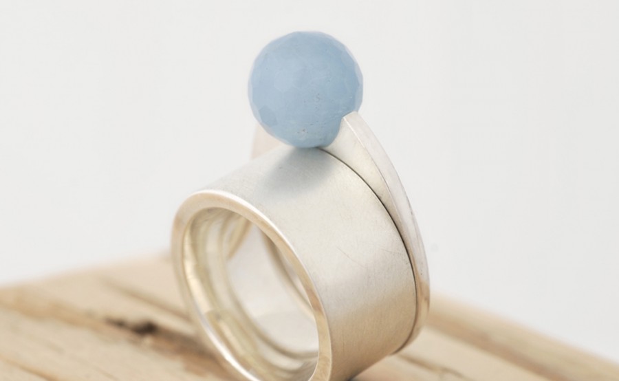 Sabine-Hasselbach-Ring-Beisteckring-Silber-Aquamarin-blau-Kugel-breit