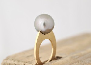 Sabine-Hasselbach-Ring-Gold-Tahitiperle-grau-Perle-schmal