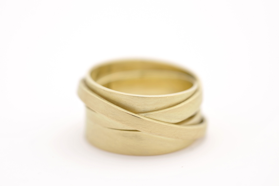 Sabine-Hasselbach-Ring-Gold-gewickelt-Wickelring-ohne Stein-breit