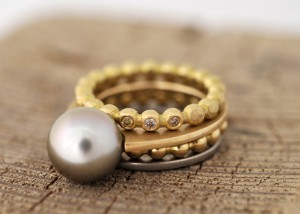 Sabine-Hasselbach-Ring-Gold-schmal-Tahitiperle-grau-Perle-Brillanten-farbig-braun-Weißgold-Kugelring-Vorsteckring-Beisteckring
