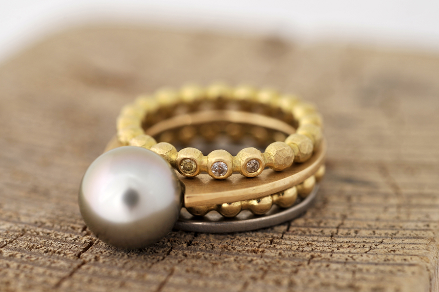 Sabine-Hasselbach-Ring-Gold-schmal-Tahitiperle-grau-Perle-Brillanten-farbig-braun-Weißgold-Kugelring-Vorsteckring-Beisteckring