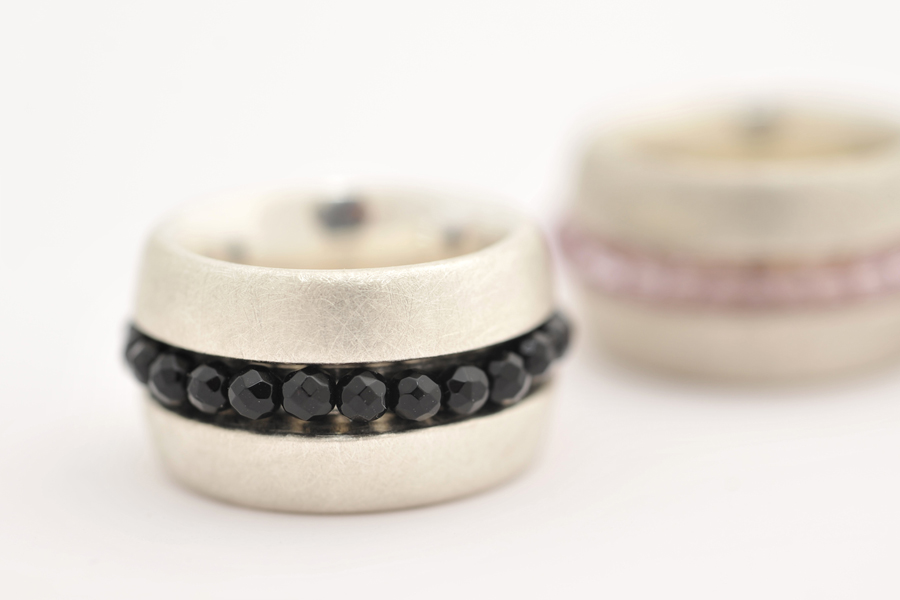 Sabine-Hasselbach-Ring-Silber-austauschbar-auswechselbar-schwarz-rosa-Swarowskiperlen-Onyxperlen-breit